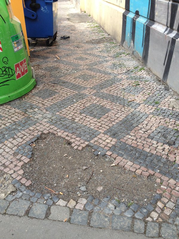 Výtluky na rohu Velehradské a Vinohradské