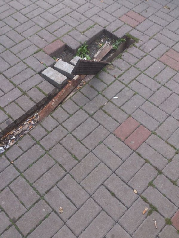 Rozbitý chodník na zastávce autobusu Budějovická 