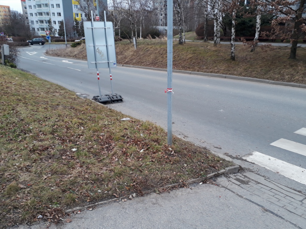 Velka cedule pred prechodem - Barrandov u Billy