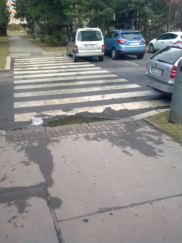 Rozbitý přechod pro chodce v Taussigově ulici