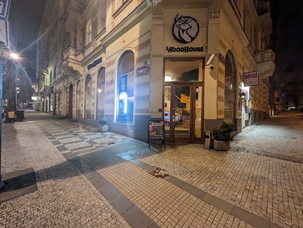 Poškozená dlažba na chodníku na rohu Vinohradské a Anny Letenské