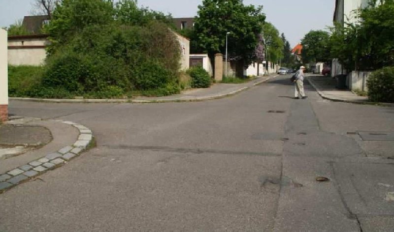 Chybějící přechod pro chodce ve střední části Hornokrčské ul.
