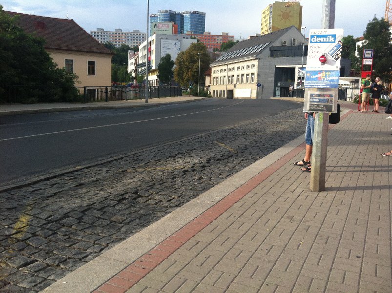 Zvlněná dlažba na autobusové zastávce Michelská