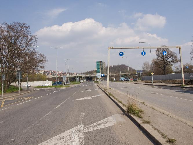 Řidiči aut přehlížený přechod pro chodce u zastávky Pelc Tyrolka