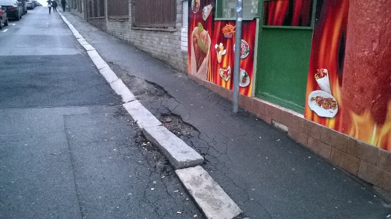 Rozbitý chodník u metra Skalka