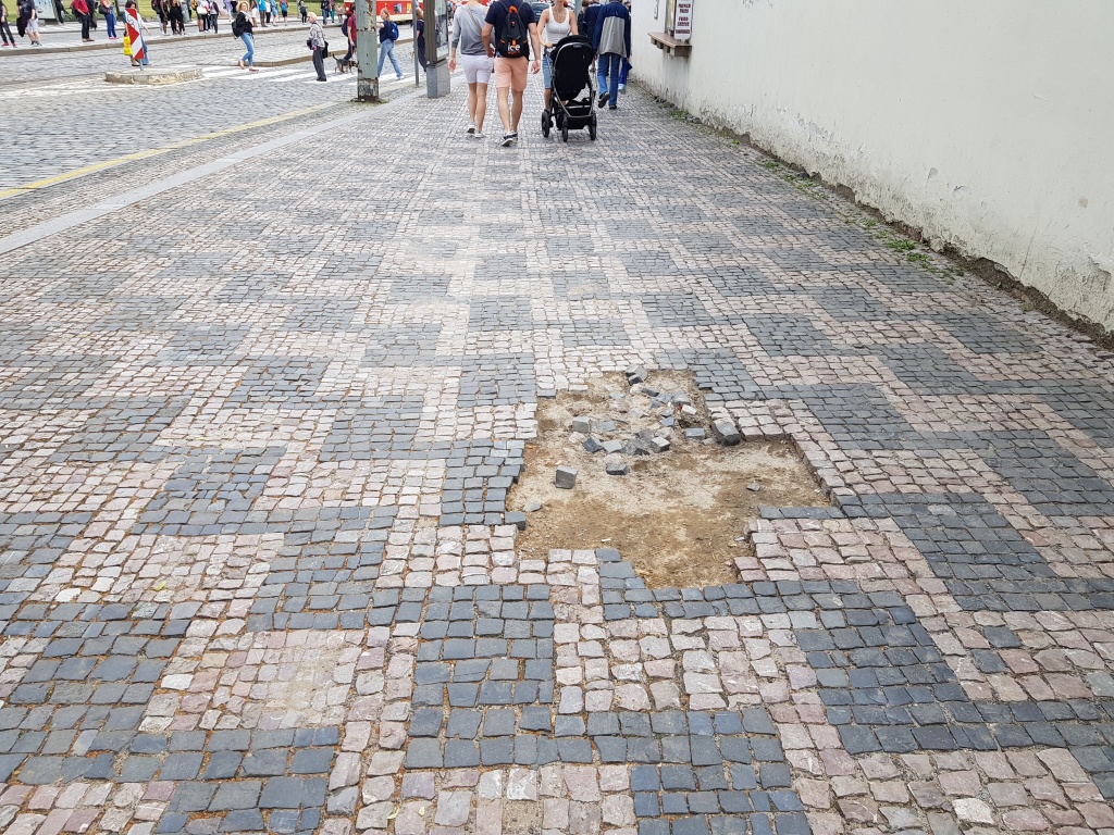 Dira v chodniku na Klarove