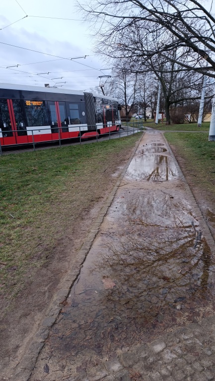 Mlatová cesta na konečné tramvaje č. 22 a 25