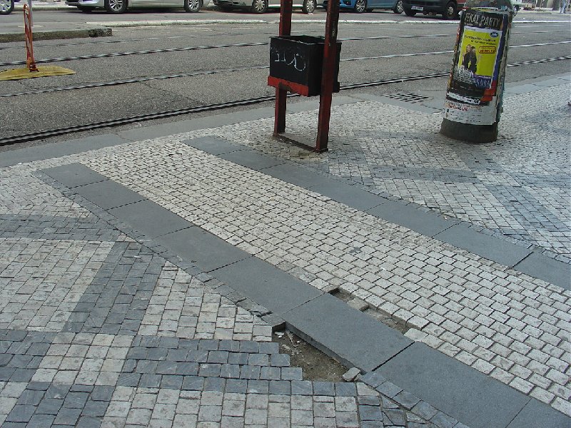Opětovně poškozený chodník v zastávce tramvaje I.P.Pavlova