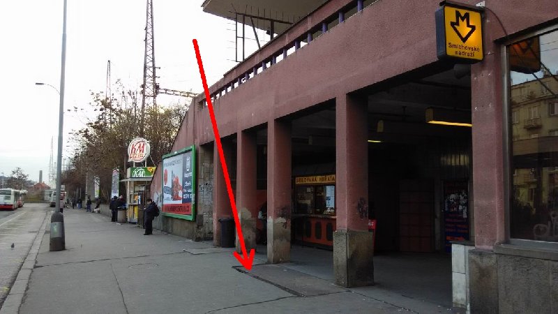 Díra v chodníku - u konečné zastávky autobusů 