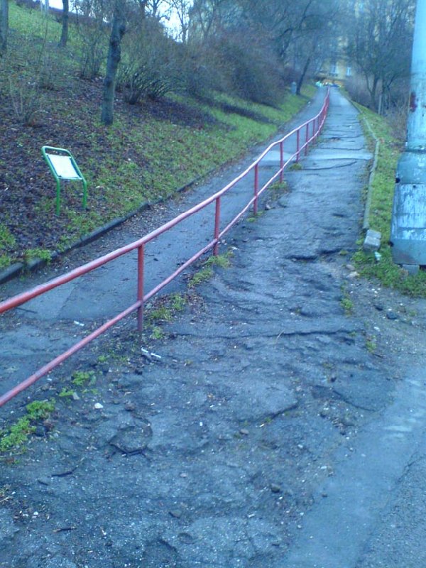 Asfaltová cesta mezi ulicemi Lublaňská a Bělehradská je rozbitá