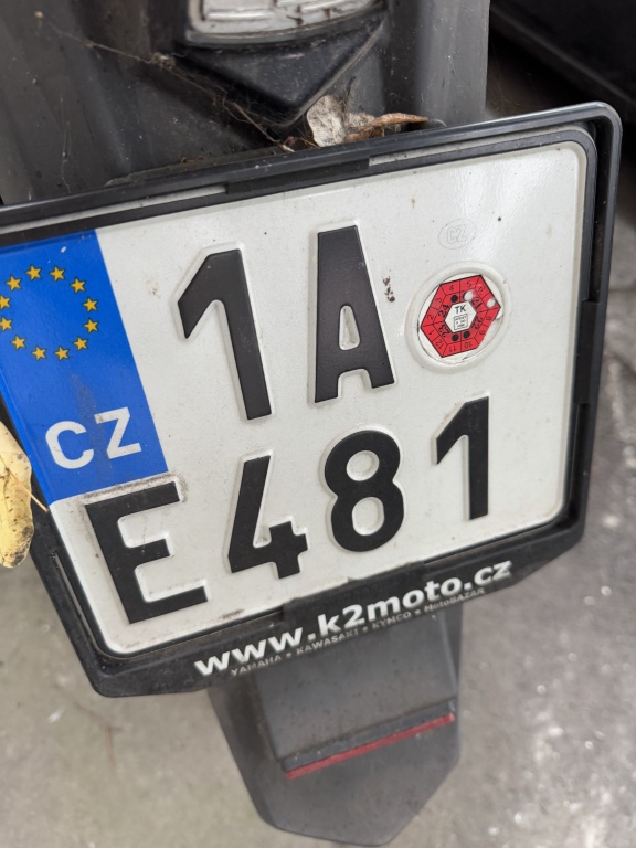 Vrak moto dlouhodobě na chodníku