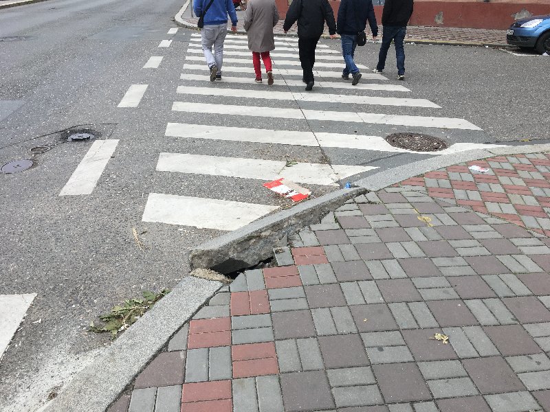Rozbitý chodník Na Žertvách x Pod Kotlaskou