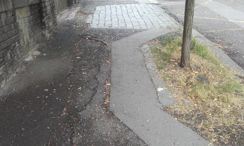 Chodník na ulici Slovenská v bídném stavu