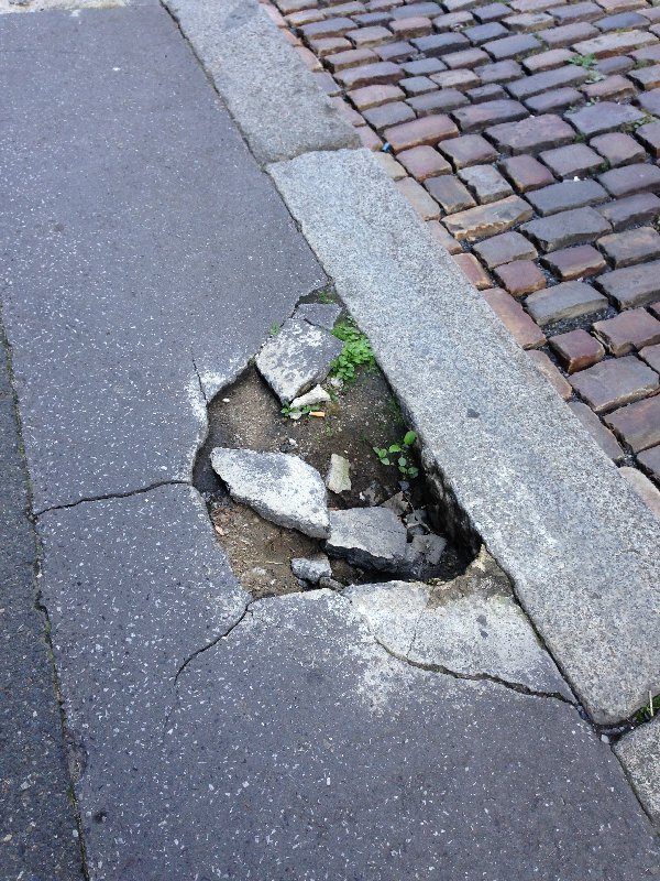 Díra v chodníku v Melounově ulici