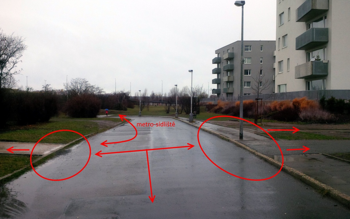 Odstranění vysokých obrub na prvním novém chodníku parku u Opatova