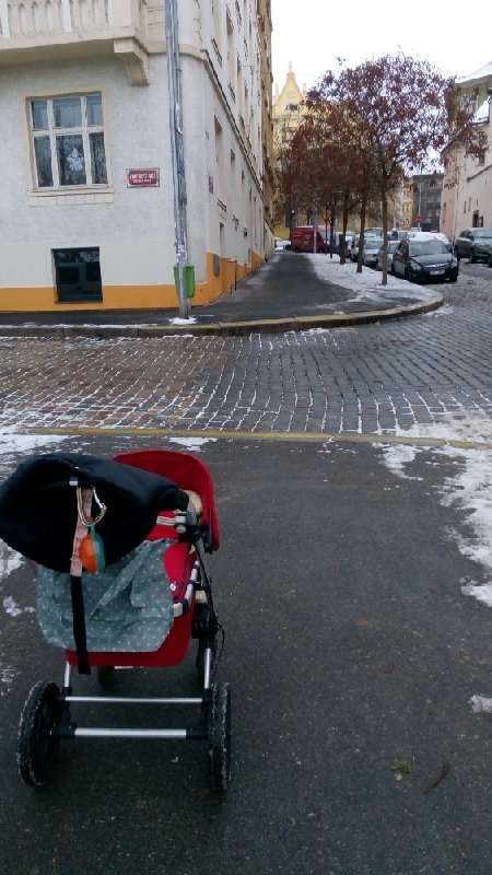 Chybějící přístup nejen pro kočárky ke hřišti v parku 