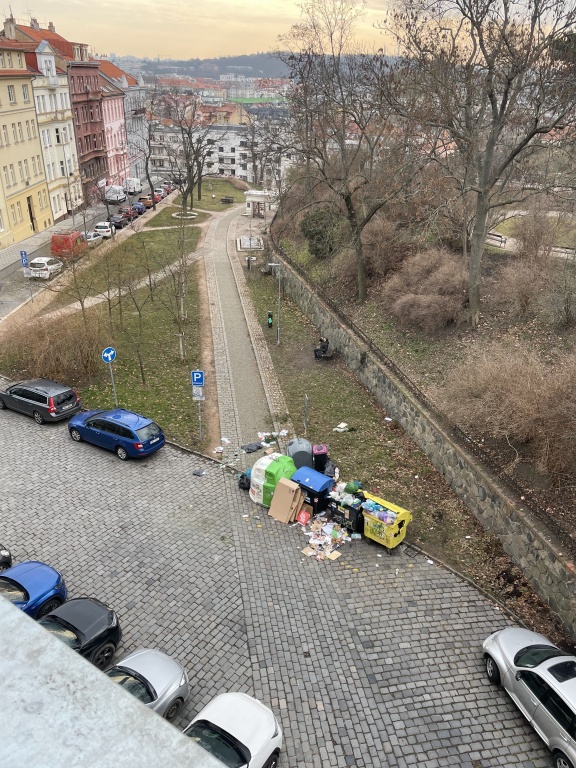 Rybalkova - kontejnery blokují chodník, nízká kapacita, nepořádek