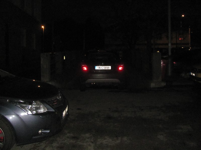 Auta parkující ve vchodu do podchodu