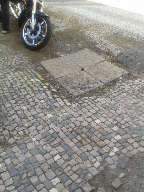 Prohlubně v chodníku na rohu Lucemburské a Baranovy