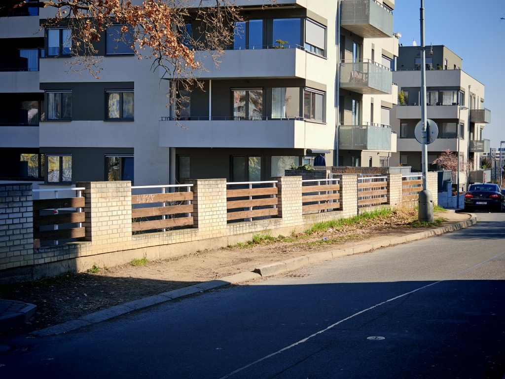 Chybí chodník na pozemku města 