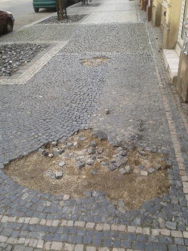 Výmlat na chodníku na Korunní třídě