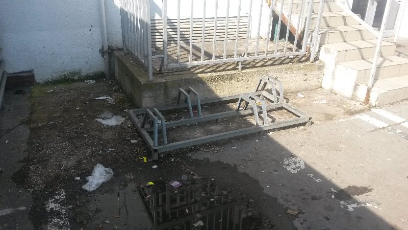 Znečištěný prostor u vchodu do Billy na Barrandově (z parkoviště)