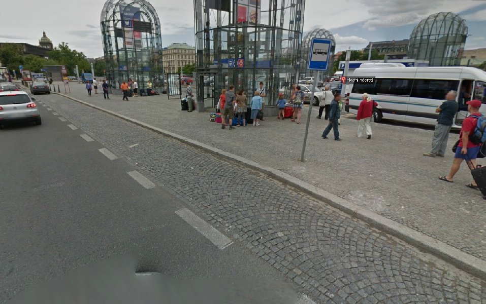 Chybějící lavičky na zastávkách nočních autobusů