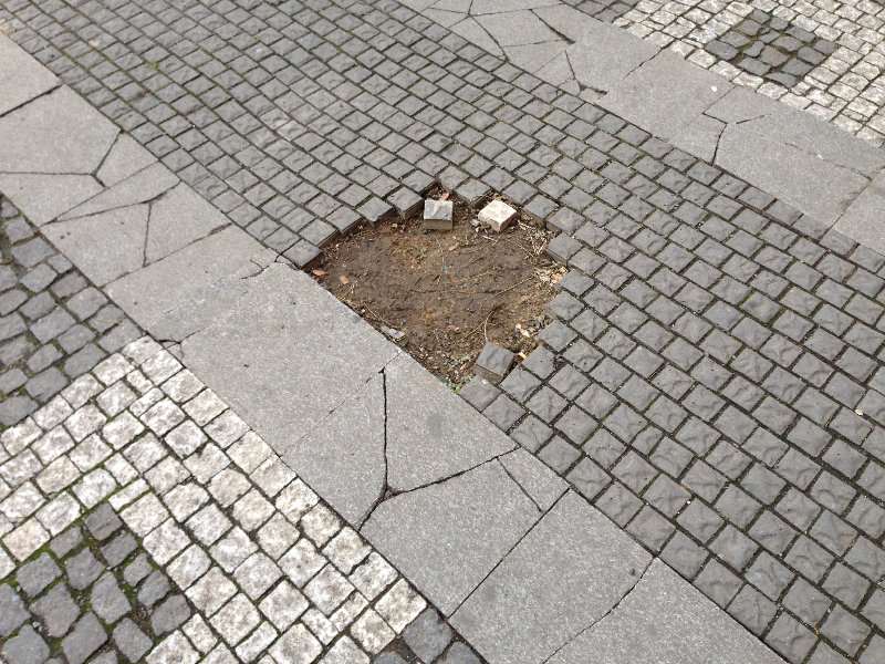 Rozbitá dlažba na rohu Čáslavské a Vinohradské