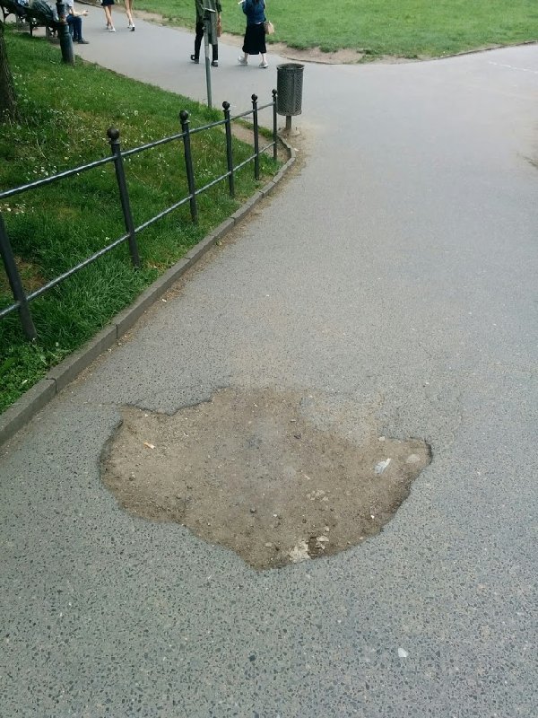Díra v chodníku