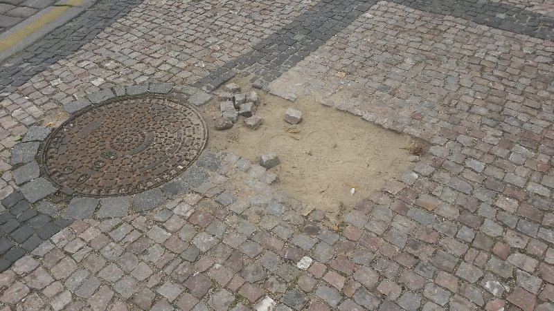 Rozbitý chodník na Klárově