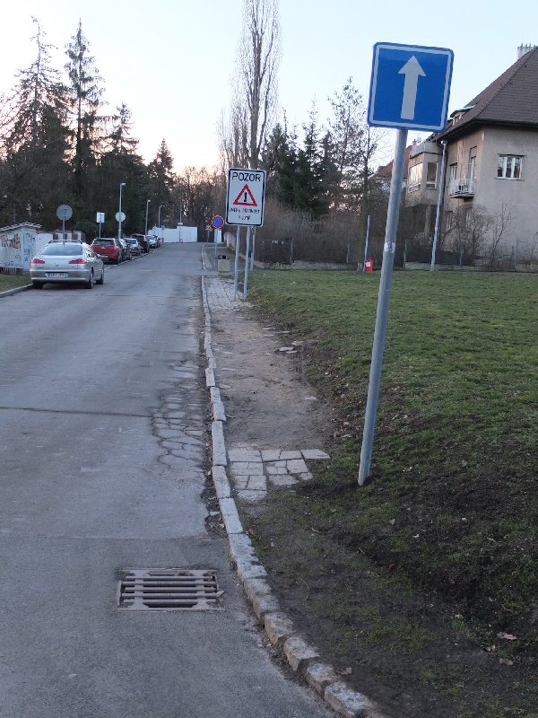 Bahno místo chodníku v ulici Turkovská, Praha 6