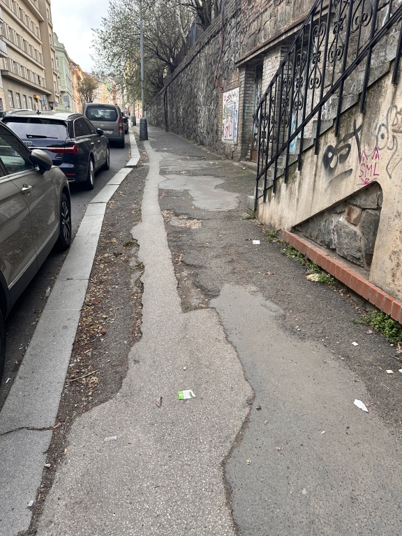 Rozbity chodnik v ulici Na Zatlance