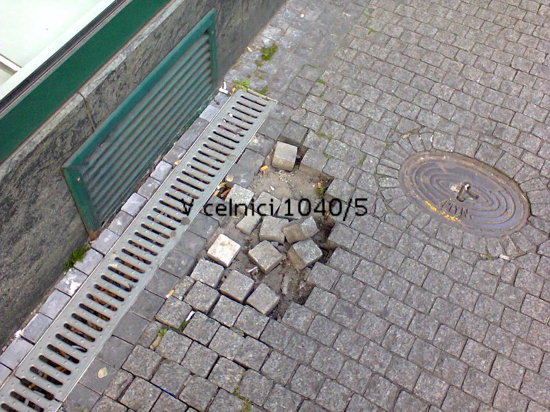 Rozbitý chodník , Praha 1 V Celnici