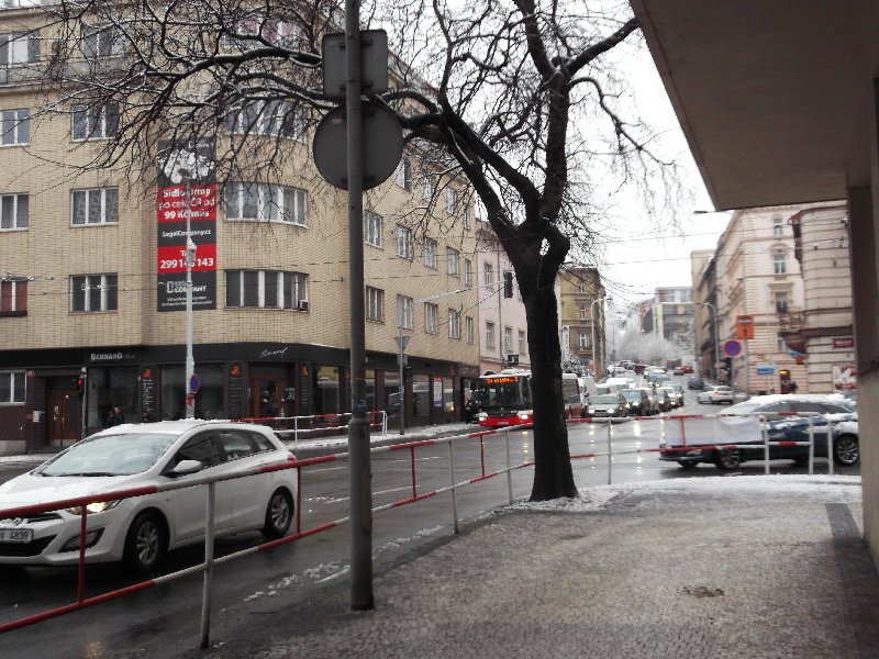 Bezohlednost řidičů na křizovatce Radlická-Ostrovského/Praha