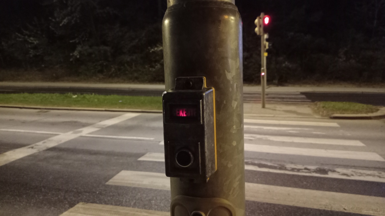 Rozbité tlačítko pro chodce na přechodu Spojovací x Pod Šancemi