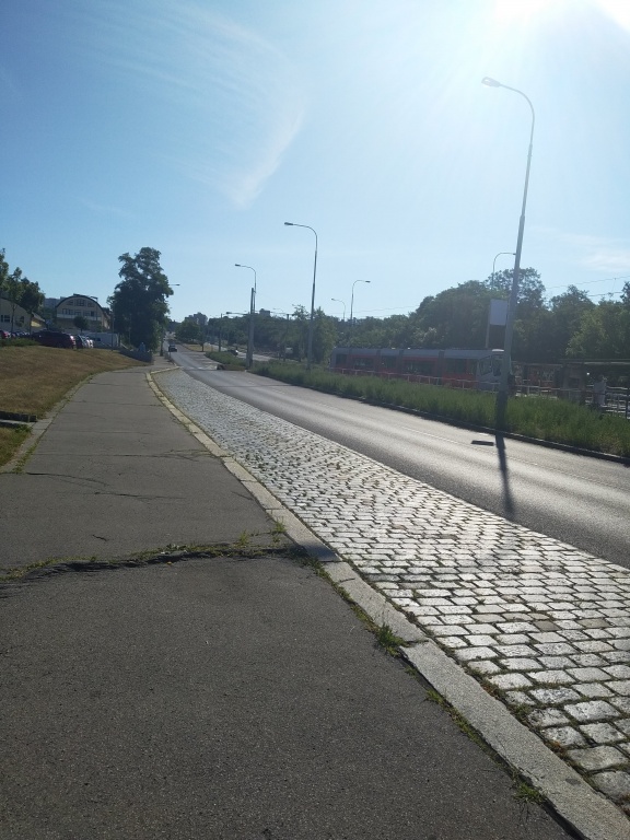 Rozbitý chodník v ulici Generála Šišky u autobusové zastávky  