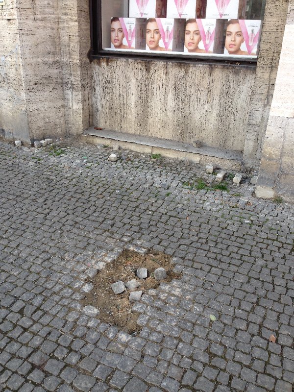 Výtluk na rohu Jičínské a Vinohradské