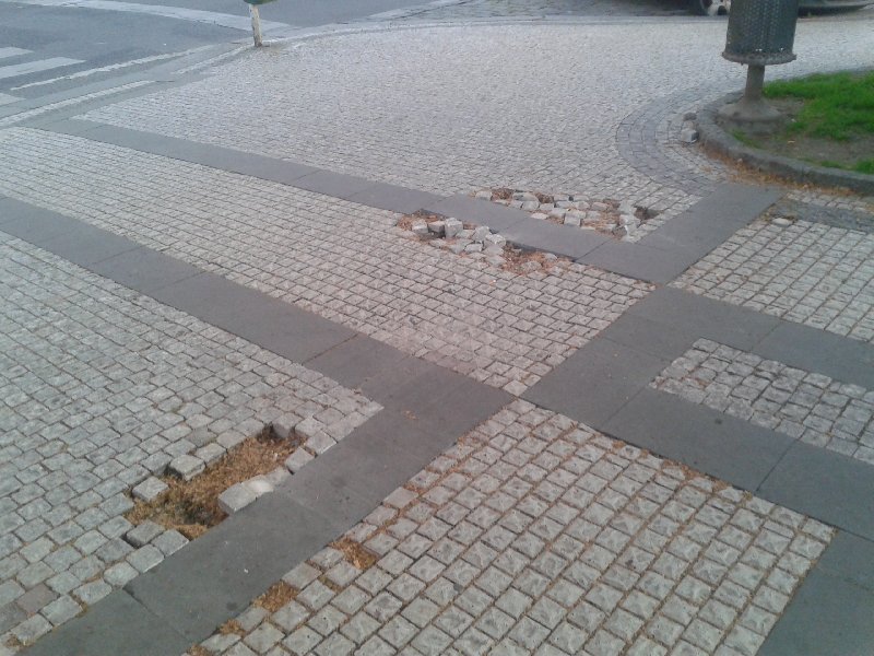 Chybějící dlažba na nám. Míru