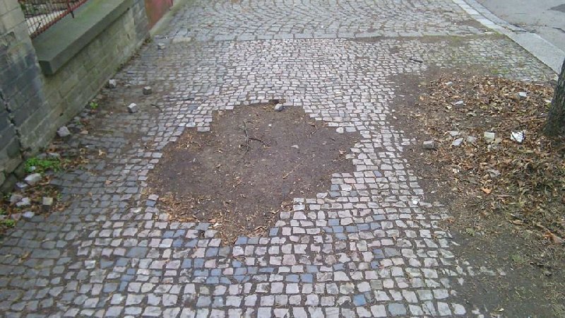 ROZBITÝ CHODNÍK ( BALKÁN, JAROV )