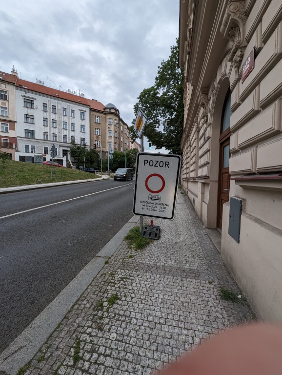 Dočasná dopravní značka na chodníku 