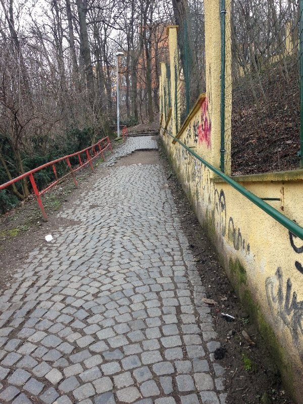 Rozbitá dlažba na spojce Kavalírka - ulice Pod Kavalírkou