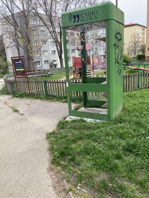 Rozbitá knihobudka Aleny Beránkové
