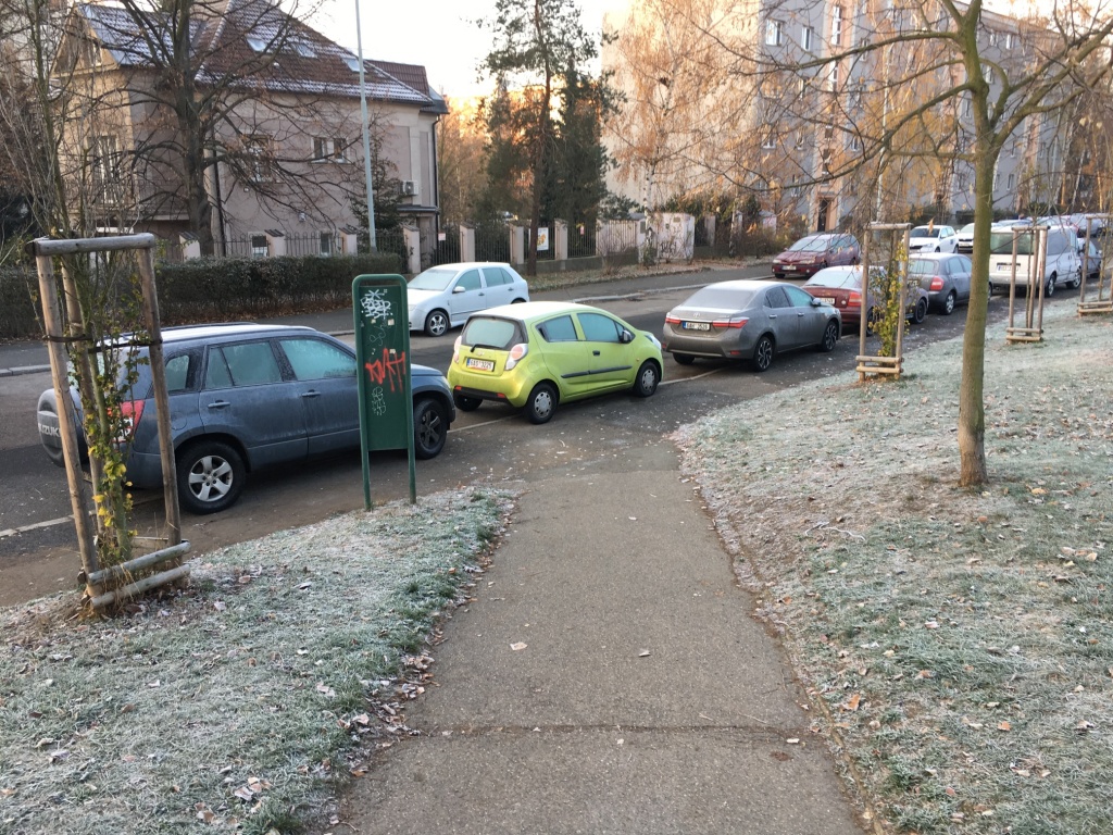 Chybějící přechod v ulici V Úžlabině, Praha 10 Malešice