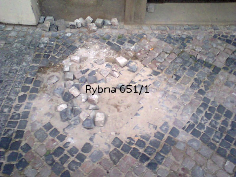 Rozbitý chodník v centru města. Rybná, Praha 1