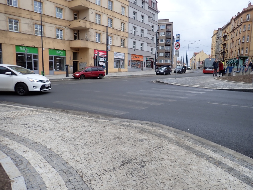 Nový neviditelný přechod v zatáčce z Nuselské do ul. K Podjezdu