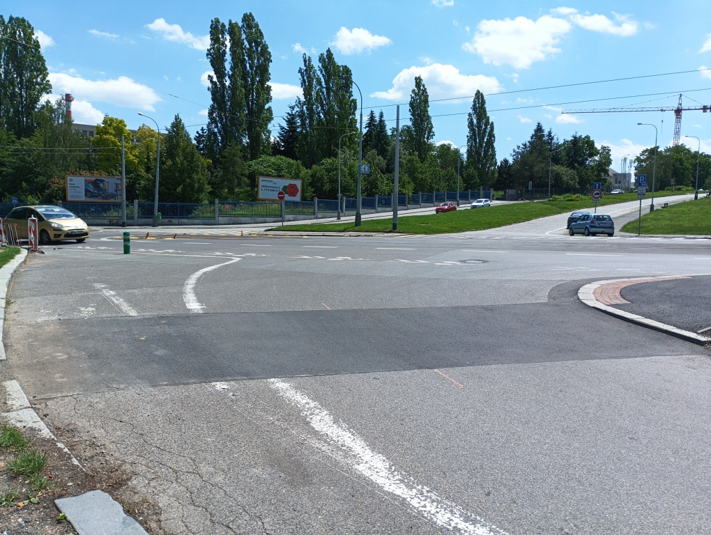Chybějící chodník Veleslavínská, chůze po silnice.