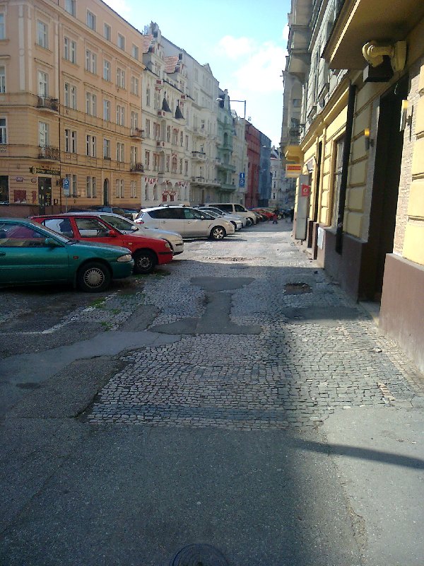 Rozbitý chodník v Polské ulici, Praha 2