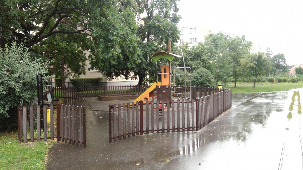 PSÍ EXKREMENTY U DĚTSKÉHO HŘIŠTĚ HŘIBSKÁ, PRAHA 10