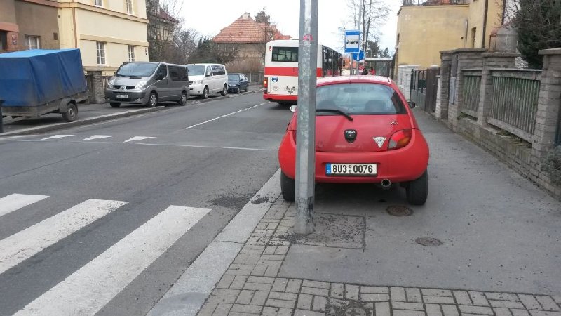 Parkování u přechodů v ul. Na Pískách (Na Dyrince), P6