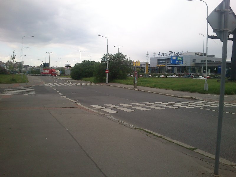 Vysoká rychlost vozidel při odbočování na Spořilov